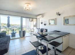 https://www.merprovence.com/proprietes/sainte-maxime-studio-avec-terrasse-vue-mer-parking-piscine-et-tennis/