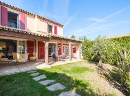 https://www.merprovence.com/proprietes/port-grimaud-maison-avec-jardin-et-2-amarrages/